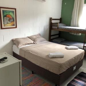 弗洛里亚诺波利斯Pousada Girassois Hostel的一间卧室配有两张双层床。