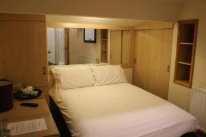 曼彻斯特Lower Turks Head的一间小卧室,配有白色的床和一张书桌