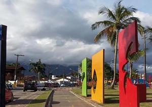伯迪亚哥Pousada Do Léo的路旁有彩色标志的街道