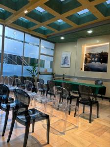 都灵广场酒店的配有绿色桌椅的房间