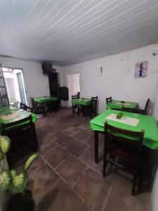 卡舒埃拉Pousada do Guerreiro的用餐室配有绿色的桌椅