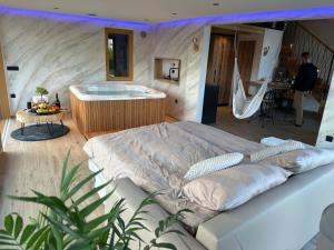 森克Luxury Resort Potatoland的一间卧室设有一张大床和一个浴缸