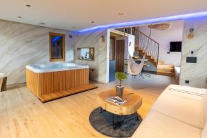 森克Luxury Resort Potatoland的一间带浴缸和沙发的客厅