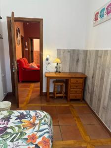 塔科龙特Guest House Casa Tacoronte的一间卧室配有书桌、一张床和一把椅子