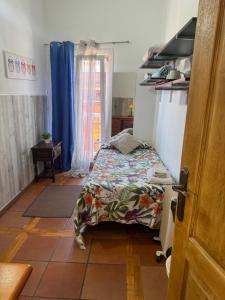 塔科龙特Guest House Casa Tacoronte的一间卧室配有床,床上装有被子