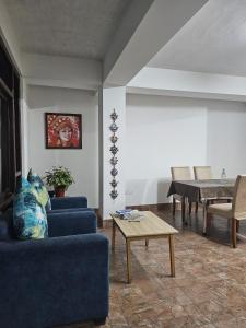 甘托克Shanol Residency的客厅配有蓝色的沙发和桌子