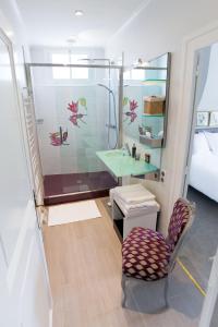 图尔儒勒豪宅酒店的带淋浴、椅子和水槽的浴室