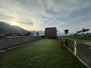 库布盼洛坎Volcano Cabins的一座带草地的墙上的建筑