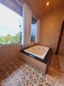 拉夫拉斯诺瓦斯Luar de Minas suites的带浴缸的大窗户