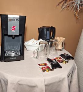 新戈里察普利姆拉旅馆的一张桌子、咖啡壶和烤面包机