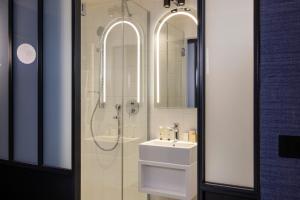 巴黎最佳西方布列塔尼蒙帕纳斯酒店的一间带水槽和淋浴的浴室