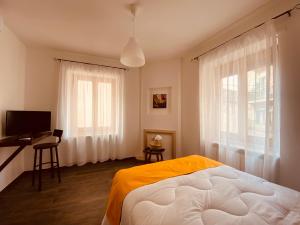 努奥罗Carrales Guest House的卧室配有床、电视和窗户。