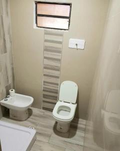 普尔马马尔卡Villa Narcisa的白色的浴室设有卫生间和水槽。
