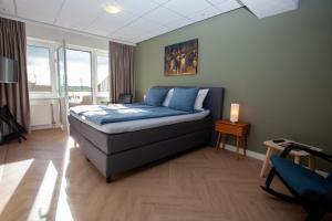 沃尔克姆Hotel Workum的一间卧室配有一张带蓝色枕头的床。