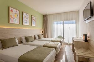 萨洛海梅一世酒店的酒店客房设有两张床和电视。
