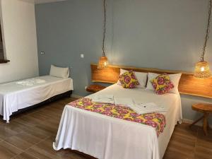 OiapoqueHotel La Villa Morena的酒店客房,设有两张床和两张桌子