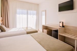 萨洛海梅一世酒店的酒店客房设有两张床和电视。