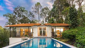 蒙纳Tealawn Pool Villa, Munnar的别墅前设有游泳池