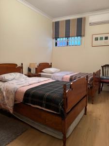 萨卡文Quinta da Vitoria的一间卧室设有两张床和窗户。