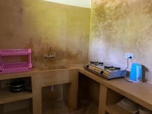 江比阿Oasis Bungalows的厨房配有带炉灶和水槽的台面