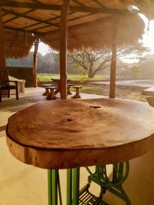 锡吉里亚Sigiriya Elegant Resort的凉亭下带绿腿的大型木桌