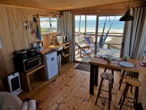 德尔迪阿布罗角NewViejoBlanco的带桌子的厨房和享有海滩景色的厨房