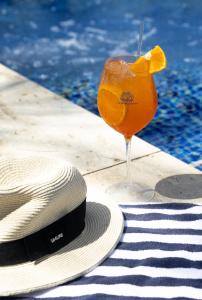 布希奥斯雷莱波利酒店 的游泳池畔的帽子和饮料