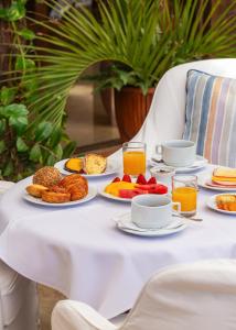 布希奥斯雷莱波利酒店 的一张白色的桌子,上面放着早餐盘