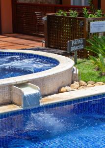 布希奥斯雷莱波利酒店 的庭院中一个带喷泉的游泳池