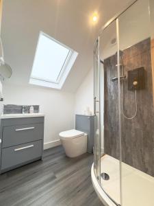 阿尔弗斯顿Eagles Cottage, Ulverston - Lake District的带淋浴和卫生间的浴室