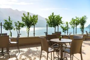 利莫内-苏尔加达戴尔斯酒店的一个带桌椅的海景庭院