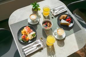 利莫内-苏尔加达戴尔斯酒店的餐桌,盘子上放着食物和咖啡