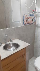 温基约CASONA DELVUELO的一间带水槽和卫生间的浴室