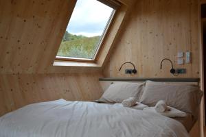 GaglianoGlamping Alvearium Alturis的一间卧室配有带毛巾的床