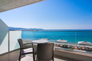 利迈纳里亚Aegean Infinity Deluxe的一个带桌椅的海景阳台