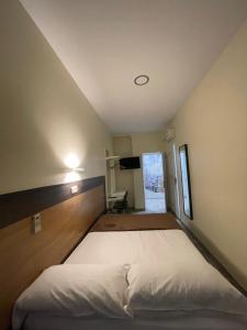 马德里奥利弗旅馆的一间卧室,卧室内配有一张大床
