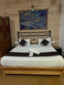 斋沙默尔hostel Wyra home stay Jaisalmer的一间卧室配有一张大床,铺有黑白床单。