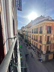 马德里奥利弗旅馆的从阳台可欣赏到街道和建筑的景色