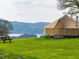 特劳特贝克YHA温德米尔酒店的野外的大帐篷,配有野餐桌