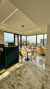 那不勒斯POETICA BOUTIQUE SKY HOTEL的客房设有桌椅和窗户。