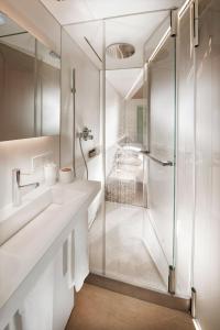 瓦尔斯House of Architects的一间带两个盥洗盆和淋浴的浴室