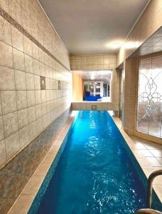 布达佩斯疗养别墅的蓝色水的酒店客房的游泳池