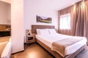 拉古萨San Giorgio Palace Hotel Ragusa Ibla的酒店客房设有床和窗户。