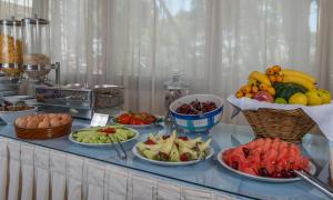 米西姆纳Delfinia Hotel & Bungalows的自助餐,包括桌上的水果和蔬菜