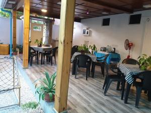 FuvahmulahFuvahmulah inn的一间铺有木地板并配有桌椅的餐厅