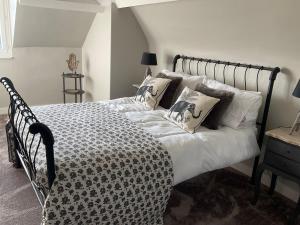 Asnières-en-BessinLe Bourg的卧室配有带枕头的黑白床。