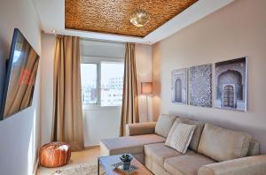 拉巴特Stayhere Rabat - Hassan - Authentic Residence的客厅配有沙发和桌子