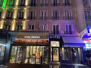 巴黎里特雷吉纳酒店的一间晚上在建筑物前的商店