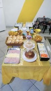 圣保罗豪斯佩达利亚伊皮兰加旅馆的黄桌上满是食物的桌子