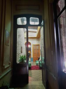蒙得维的亚El Patio de la Morocha的一个人在看房子的门